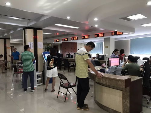 公积金办事大厅忙碌场景